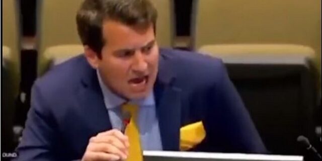 ΗΠΑ: Φαρσέρ εισέβαλε σε δημοτικό συμβούλιο και ράπαρε – “Φυτέψτε σφαίρα στο κεφάλι του Πούτιν”