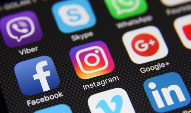 Ρωσία: Απαγορεύει Facebook – Instagram και χαρακτηρίζει “εξτρεμιστική οργάνωση” τη Meta