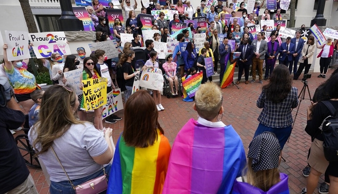 Don’t Say Gay: Οργή για το νομοσχέδιο της Φλόριντα που “κόβει” τη συζήτηση περί σεξουαλικού προσανατολισμού στα σχολεία