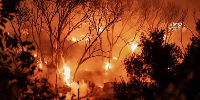 Φωτιά στη Σάμο: Ολονύχτια προσπάθεια για να τεθεί υπό έλεγχο – Δεν κινδυνεύουν τα χωριά