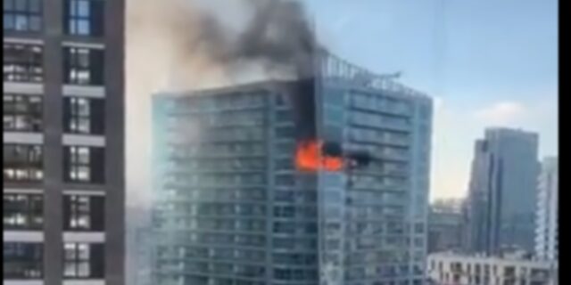 Βρετανία: Μεγάλη φωτιά σε πολυώροφο κτίριο στο Λονδίνο
