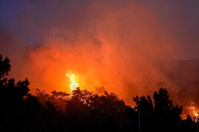 Υπό έλεγχο οι φωτιές στη Ζάκυνθο – Μαίνεται στη Μεσσηνία
