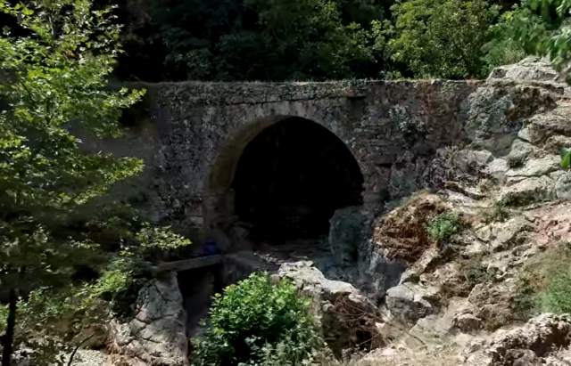 Σπάρτη: Το πέτρινο γεφύρι που διέσχιζαν οι αρχαίοι πολεμιστές