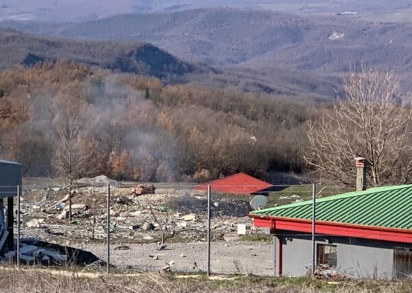Έκρηξη στα Γρεβενά: Διαλύθηκαν τα πάντα στο εργοστάσιο  – Αγωνία για τους 3 αγνοούμενους