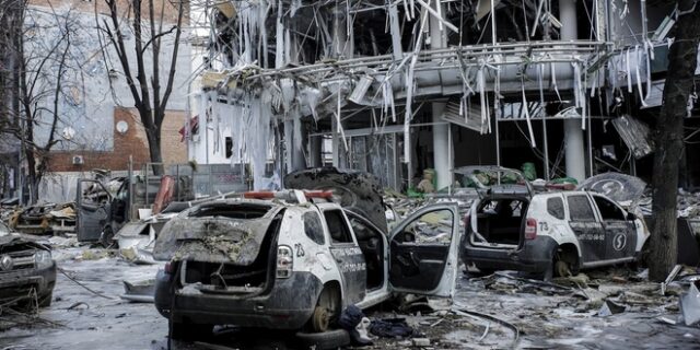 Μια χώρα στα συντρίμμια: Εικόνες της Ουκρανίας πριν και μετά τον πόλεμο