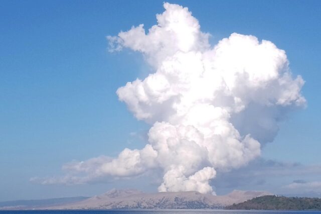 Φιλιππίνες: Το ηφαίστειο Τάαλ “βρυχάται” – Αυξήθηκε το επίπεδο συναγερμού
