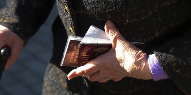 Λουγκάνσκ: Ρωσικό τανκ άνοιξε πυρ σε οίκο ευγηρίας, σύμφωνα με το Κίεβο – Πληροφορίες για 56 νεκρούς