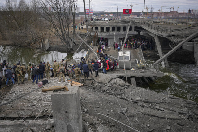 Πόλεμος στην Ουκρανία: Συγκλονίζουν οι εικόνες βομβαρδισμού του Ιρπίν – Επιχειρούν να φύγουν οι άμαχοι