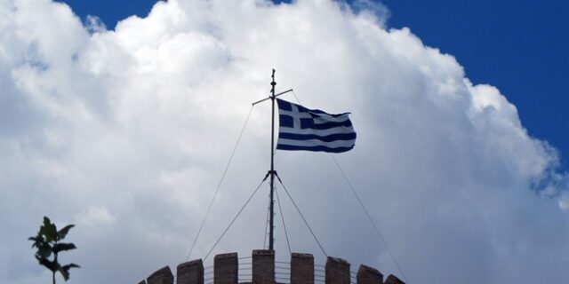 Καιρός: Βελτιωμένος με κανονικές θερμοκρασίες – Τοπικά φαινόμενα τη Δευτέρα