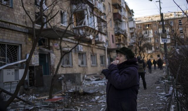 Ουκρανία: Μαίνονται οι μάχες σε πολλές πόλεις – Οι Ρώσοι “θα πάρουν” το Κίεβο, λέει ο Καντίροφ