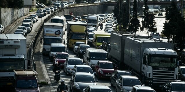 Κίνηση στους δρόμους: Ουρές χιλιομέτρων στην κάθοδο του Κηφισού