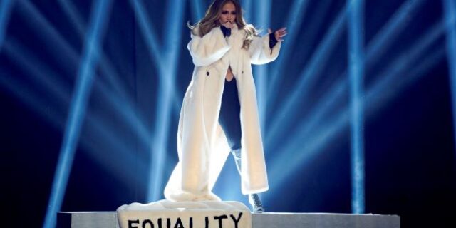 Η Jennifer Lopez τραγούδησε για την Ισότητα σε ένα εντυπωσιακό Drag Show