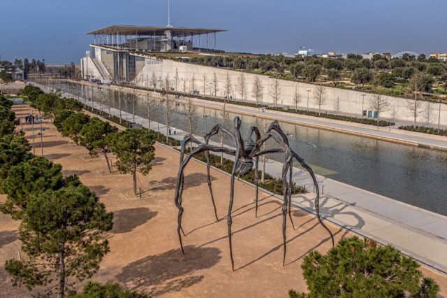 Μια γιγάντια αράχνη εντυπωσιάζει την Αθήνα