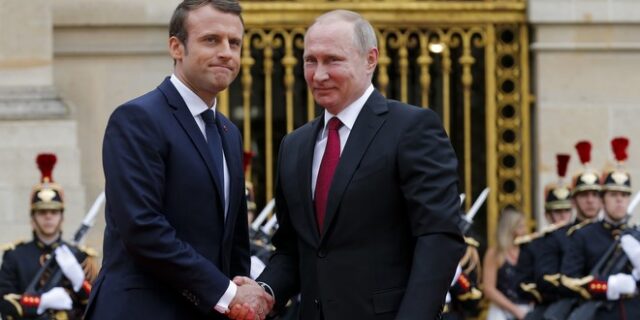 Όταν ο Μακρόν υποδεχόταν με τιμές τον Πούτιν στις Βερσαλλίες 5 χρόνια πριν – Τι είχε ειπωθεί