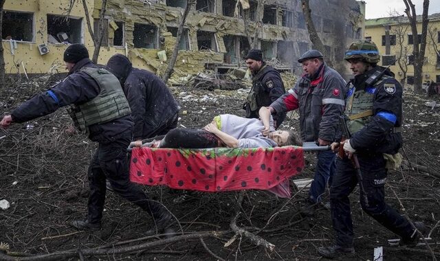 Πόλεμος στην Ουκρανία: Συγκλονίζουν οι εικόνες από το βομβαρδισμένο μαιευτήριο στη Μαριούπολη