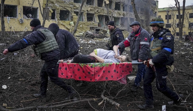 Πόλεμος στην Ουκρανία: Συγκλονίζουν οι εικόνες από το βομβαρδισμένο μαιευτήριο στη Μαριούπολη