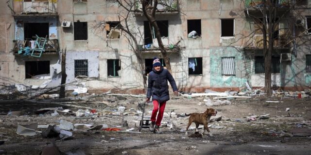 Ουκρανία: Η δύση αμφιβάλλει για την απόσυρση ρωσικών στρατευμάτων – Συνεχίζονται οι επιθέσεις