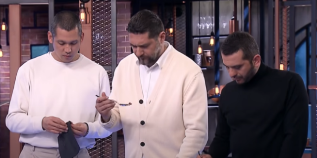 MasterChef: Ο Κοντιζάς έφτυσε φαγητό διαγωνιζόμενου – Η αντίδραση του παίκτη