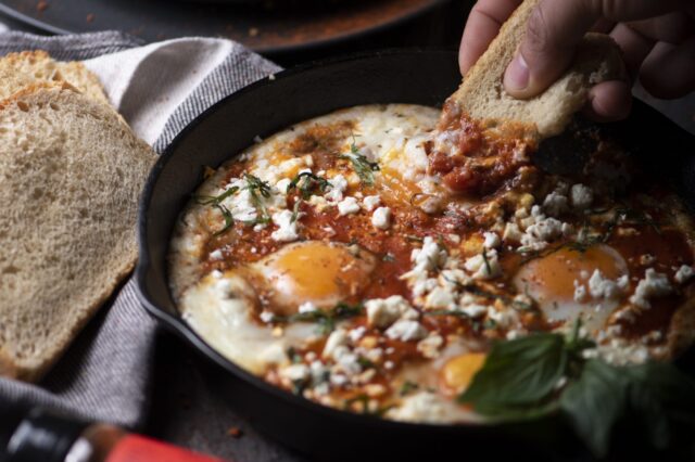 Μεσογειακό shakshouka με φέτα και βασιλικό