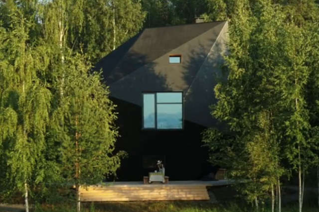 “Μετεωρίτης”: Η εξωγήινη κατοικία σε δάσος της Φινλανδίας