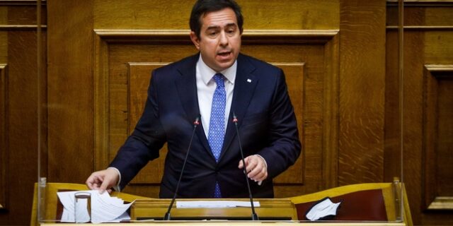 Επιμένει στις δηλώσεις για “πραγματικούς πρόσφυγες” ο Μηταράκης