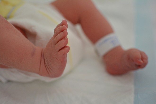 Βρετανία: Δεκάδες θάνατοι νεογέννητων και μητέρων σε μαιευτήρια λόγω της “κουλτούρας άρνησης”