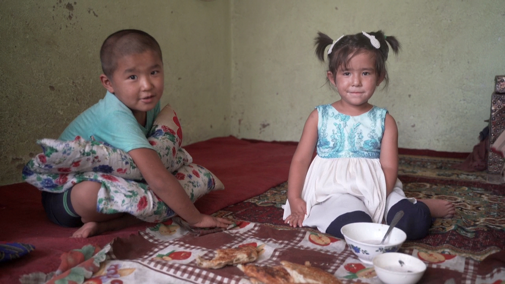 Δύο μικρά παιδιά από το Τατζικιστάν παλεύουν με την φυματίωση και βγαίνουν νικητές