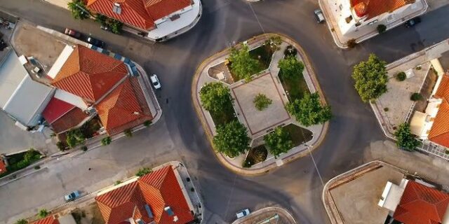 Το άγνωστο πολεοδομικό αριστούργημα στη Νέα Κορώνη Μεσσηνίας – Πώς θα έπρεπε να είναι φτιαγμένες όλες οι πόλεις