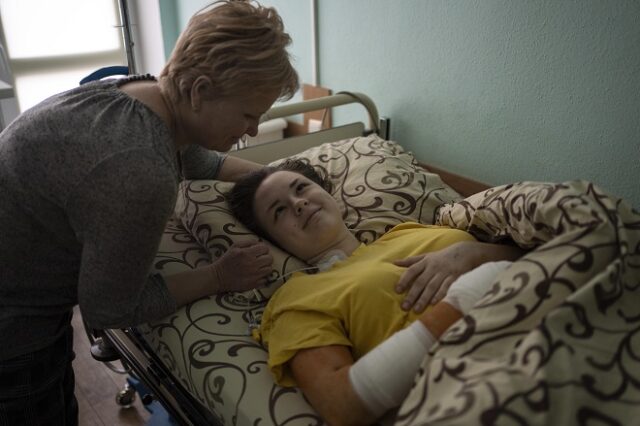 Οι αφανείς ήρωες του πολέμου στην Ουκρανία – Γιατροί περιθάλπουν θύματα εν μέσω βομβαρδισμών