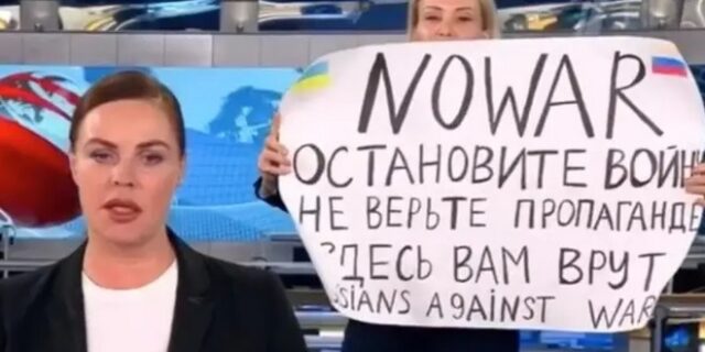 Μαρίνα Οβσιάνικοβα: Έφοδος της ρωσικής αστυνομίας στο σπίτι της δημοσιογράφου