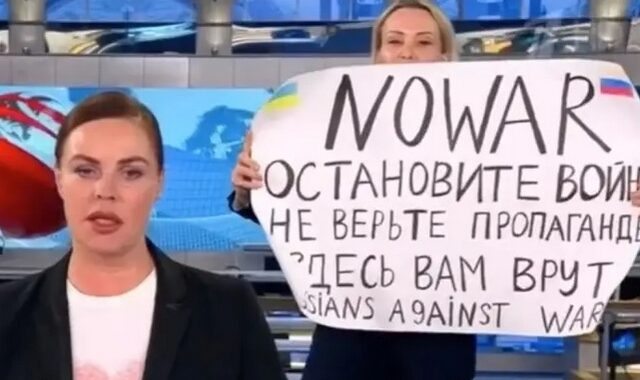 Μαρίνα Οβσιάνικοβα: Έφοδος της ρωσικής αστυνομίας στο σπίτι της δημοσιογράφου