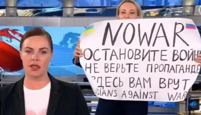 Ρωσία: Ποια είναι η Marina Ovsyannikova που διέκοψε δελτίο ειδήσεων με μήνυμα κατά του πολέμου στην Ουκρανία