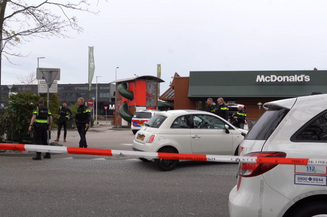 Ολλανδία: Δύο νεκροί από πυροβολισμούς μέσα σε εστιατόριο McDonald’s