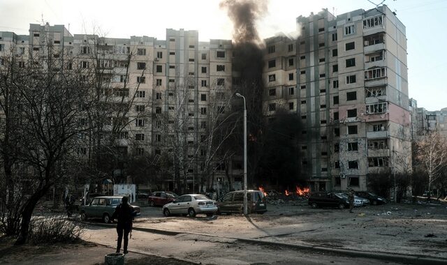 Πόλεμος στην Ουκρανία: Βομβαρδισμοί σε κατοικίες στην Οδησσό – 8 νεκροί από επιδρομή σε εμπορικό κέντρο του Κιέβου