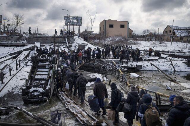Ουκρανία: Κλιμακώνονται οι ρωσικές επιχειρήσεις – Χτυπήματα κατά άμαχων σε Μαριούπολη και Χάρκοβο, φόβοι για εκατοντάδες νεκρούς