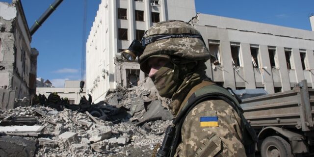 Πόλεμος στην Ουκρανία: Σφοδρές μάχες στη Μαριούπολη – Ανησυχία για ορφανά εγκλωβισμένα σε σανατόριο