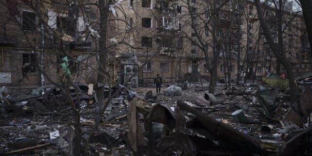 Ουκρανία: Ρωσικές δυνάμεις βομβάρδισαν σχολή Καλών Τεχνών στη Μαριούπολη – Φόβοι για εκατοντάδες νεκρούς