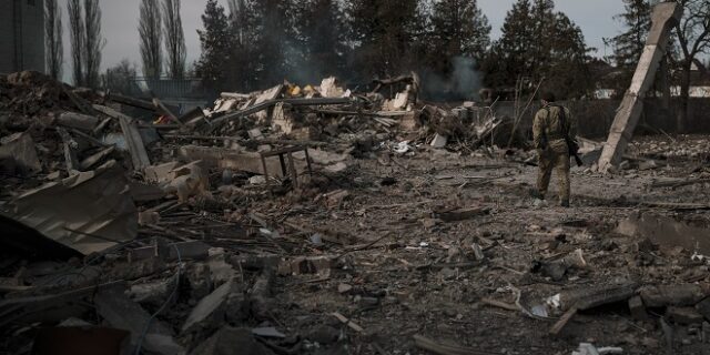 Πόλεμος στην Ουκρανία: Κλιμακώνουν οι Ρώσοι σε Κίεβο και άλλες πόλεις – Κορυφώνεται το δράμα της Μαριούπολης