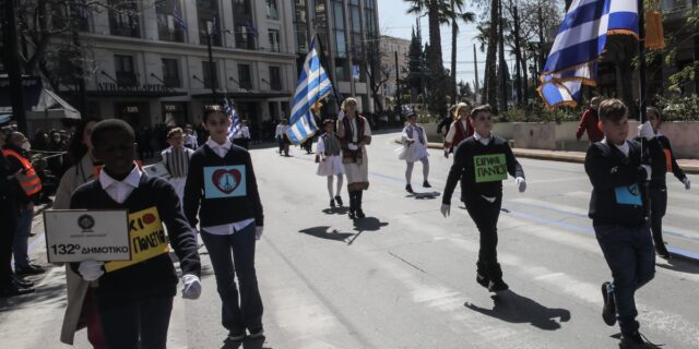 25η Μαρτίου: Με αντιπολεμικό χρώμα η μαθητική παρέλαση στο Σύνταγμα