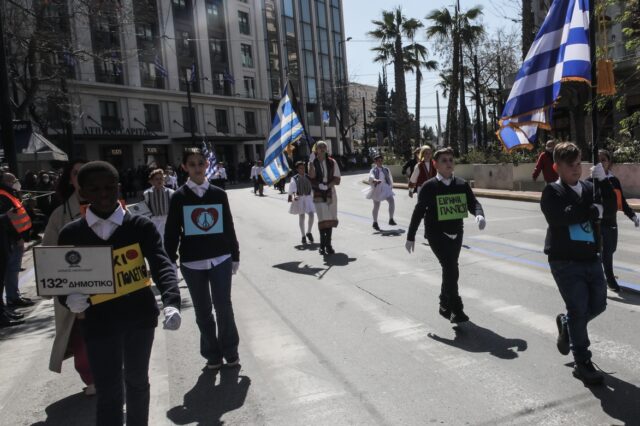 25η Μαρτίου: Με αντιπολεμικό χρώμα η μαθητική παρέλαση στο Σύνταγμα