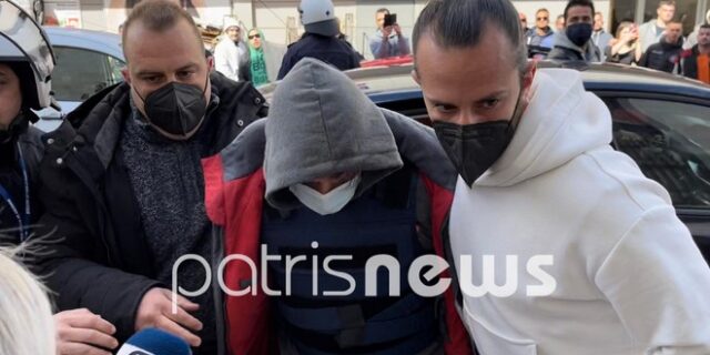 Μακελειό στην Ανδραβίδα: Πήρε προθεσμία για να απολογηθεί ο 60χρονος – Έντονες αποδοκιμασίες
