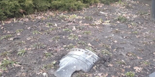 Ζελένσκι: Θραύσμα πυραύλου έπεσε στην αυλή της ντάτσας του – Το χιουμοριστικό σχόλιό του