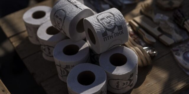 Ουκρανία: Χαρτιά υγείας με το πρόσωπο του Πούτιν πωλούνται στο Λβιβ