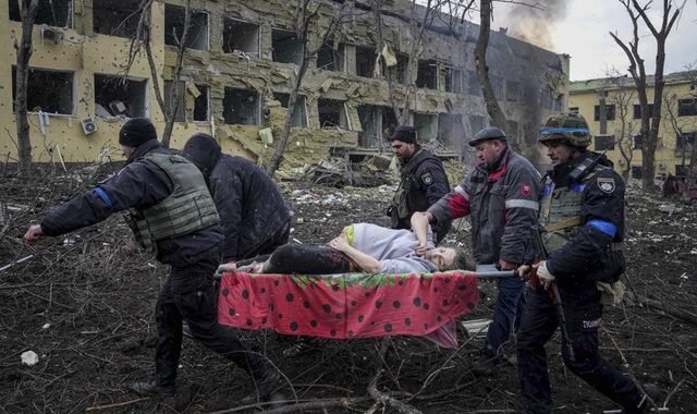 Πόλεμος στην Ουκρανία – AP: Νεκρή έγκυος και το μωρό της μετά το χτύπημα στο μαιευτήριο της Μαριούπολης