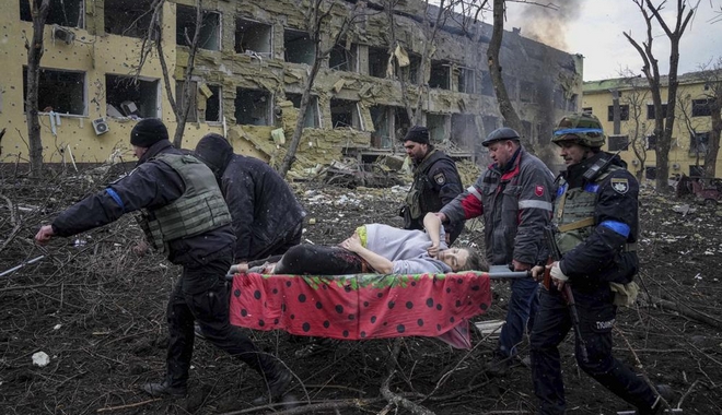 Πόλεμος στην Ουκρανία – AP: Νεκρή έγκυος και το μωρό της μετά το χτύπημα στο μαιευτήριο της Μαριούπολης