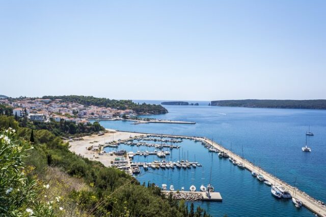 Γιατί η Πελοπόννησος προσελκύει τους πιο πλούσιους τουρίστες της χώρας