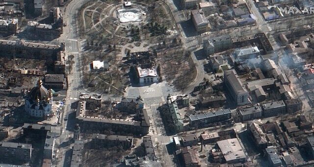 Δορυφορική εικόνα: Ισοπεδωμένο κατά τα 2/3 το θέατρο στη Μαριούπολη που βομβαρδίστηκε