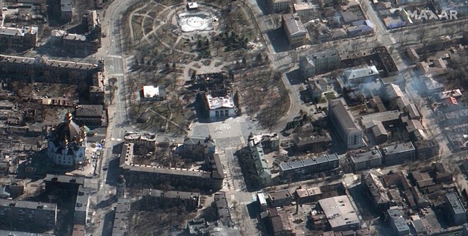 Δορυφορική εικόνα: Ισοπεδωμένο κατά τα 2/3 το θέατρο στη Μαριούπολη που βομβαρδίστηκε