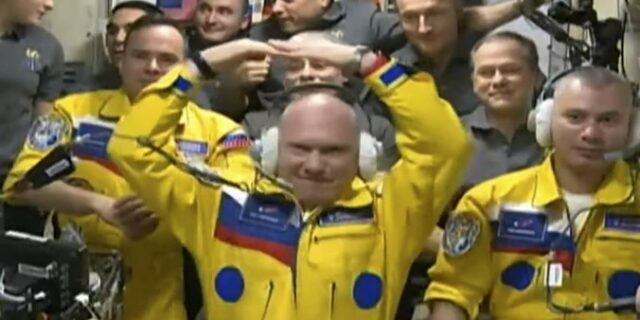 Γιατί φόρεσαν, τελικά, στολές σε κίτρινο – μπλε χρώμα οι Ρώσοι κοσμοναύτες…