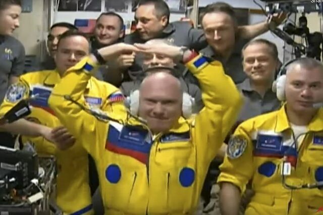 Γιατί φόρεσαν, τελικά, στολές σε κίτρινο – μπλε χρώμα οι Ρώσοι κοσμοναύτες…